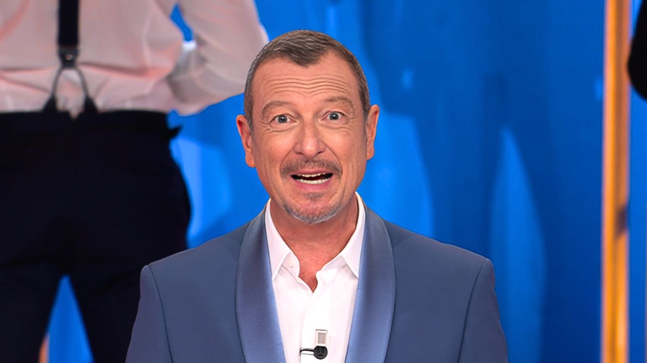 Amadeus durante una puntata di Chissà chi è, sul Nove