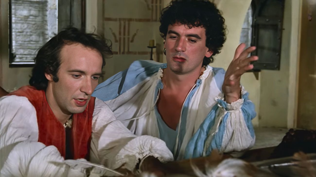 Roberto Benigni e Massimo Troisi nel film Non ci resta che piangere, disponibile su Netflix