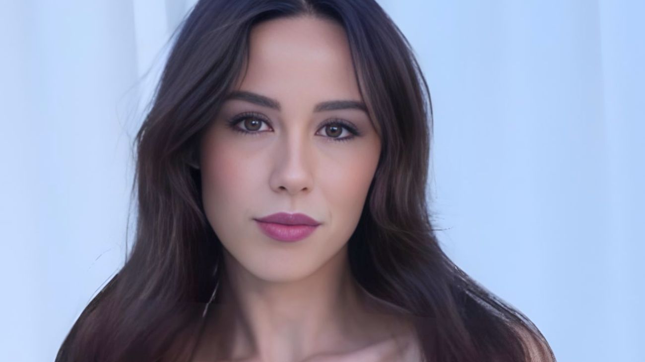 aurora-ramazzotti-mossa-a-sorpresa-alla-sfilata-di-moda-del-celebre-atelier-indossa-labito-dal-colore-piu-elegante1