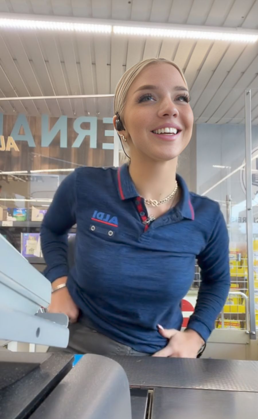 La 21enne è stata ribattezzata "la cassiera più bella del mondo".