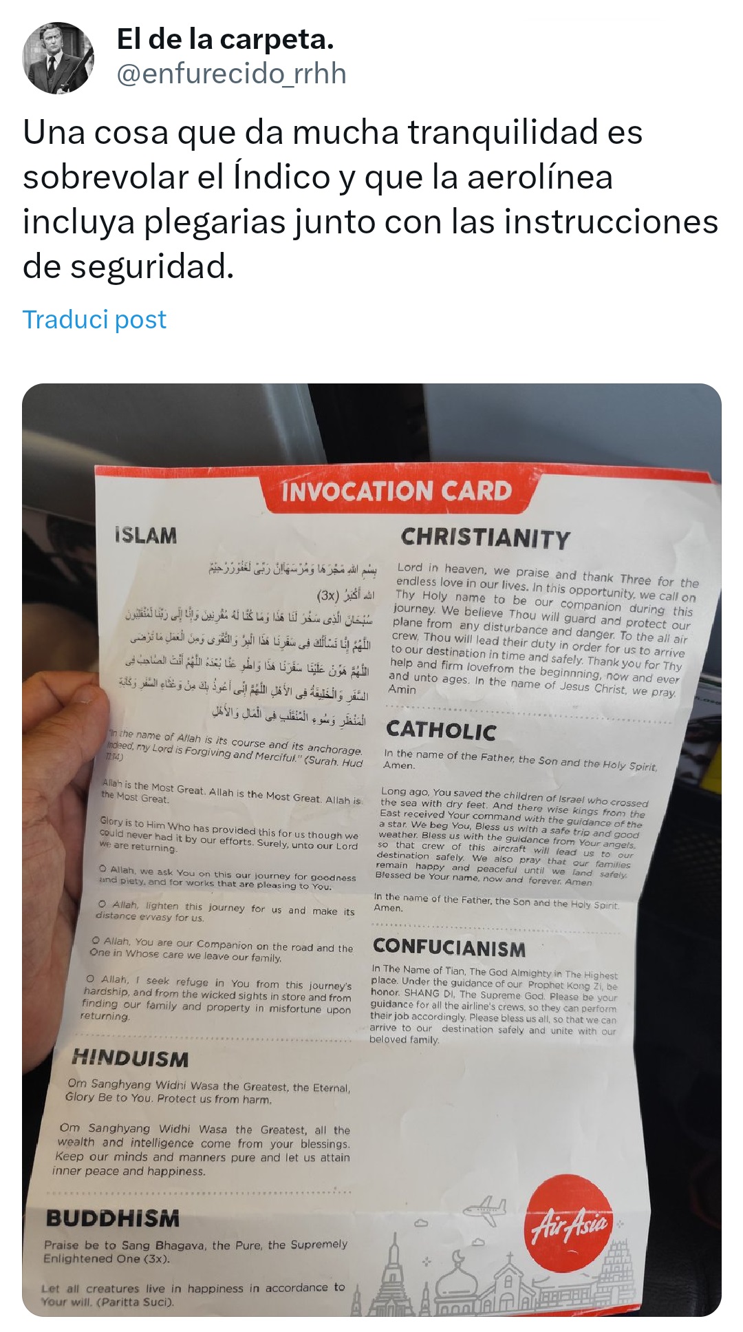 Il foglietto con le preghiere da recitare in caso di incidente aereo.