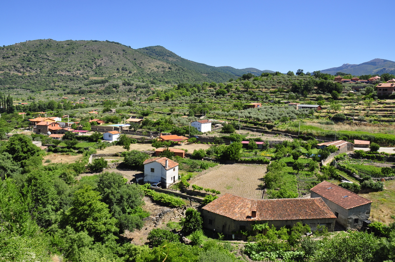 Uno scorcio della valle d'Ambroz, il territorio della Spagna che offre 15.000€ ai nomadi digitali che vi si trasferiscono.