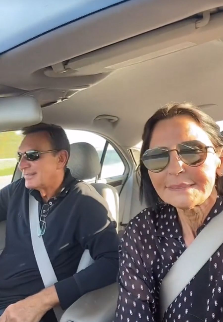 Nina Soldano e Riccardo Polizzy in macchina