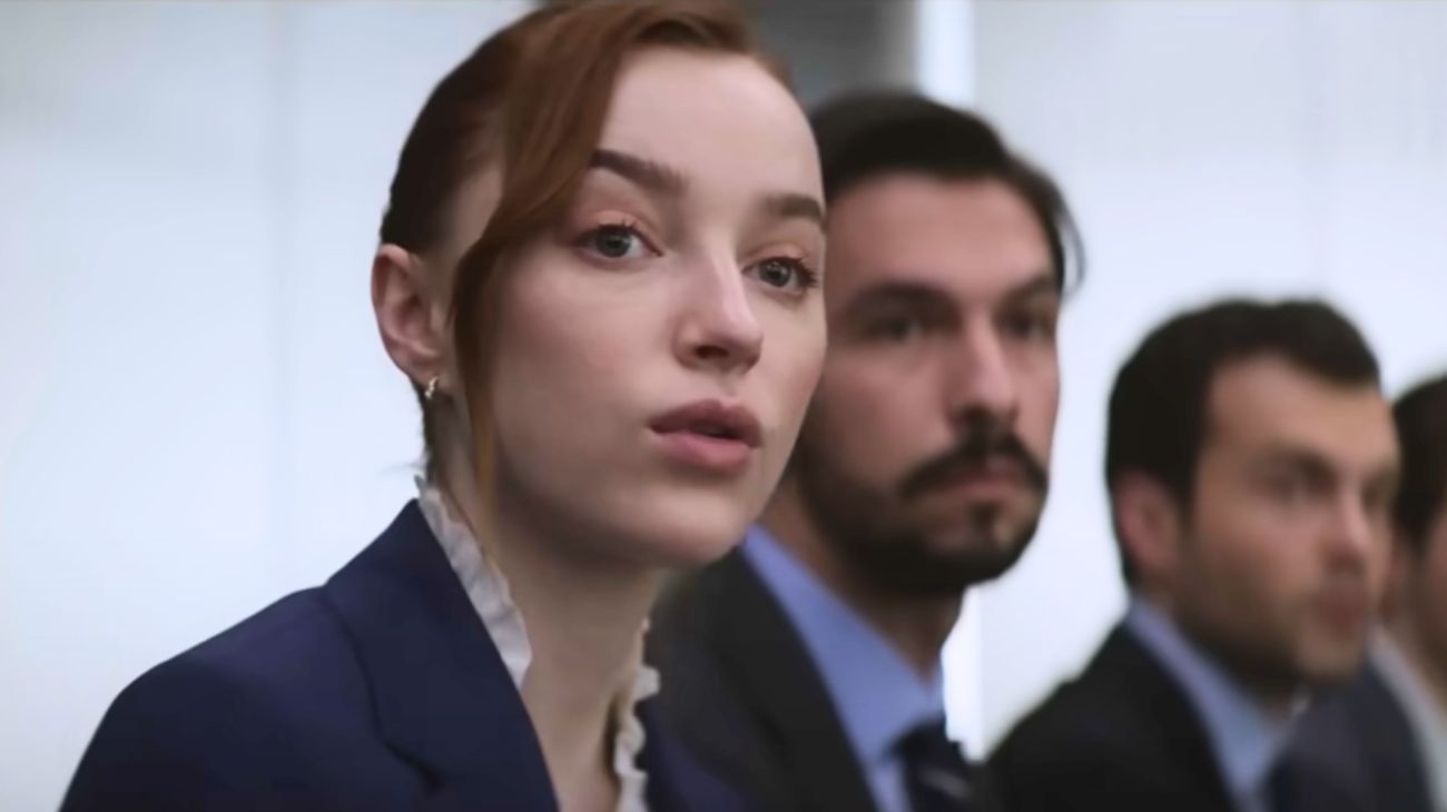 Phoebe Harriet Dynevor nel film Fair Play, disponibile su Netflix