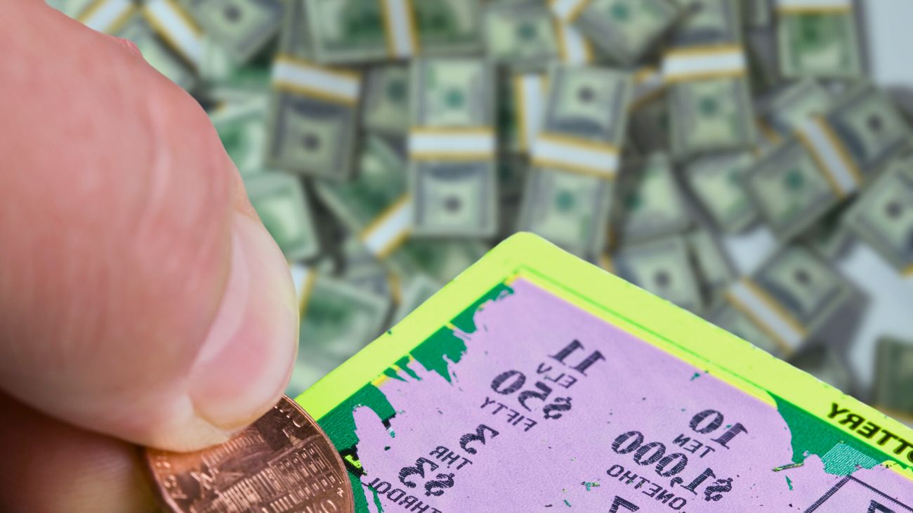 donna-deve-scegliere-tra-due-biglietti-della-lotteria-segue-il-cuore-e-vince-200-mila-dollari1