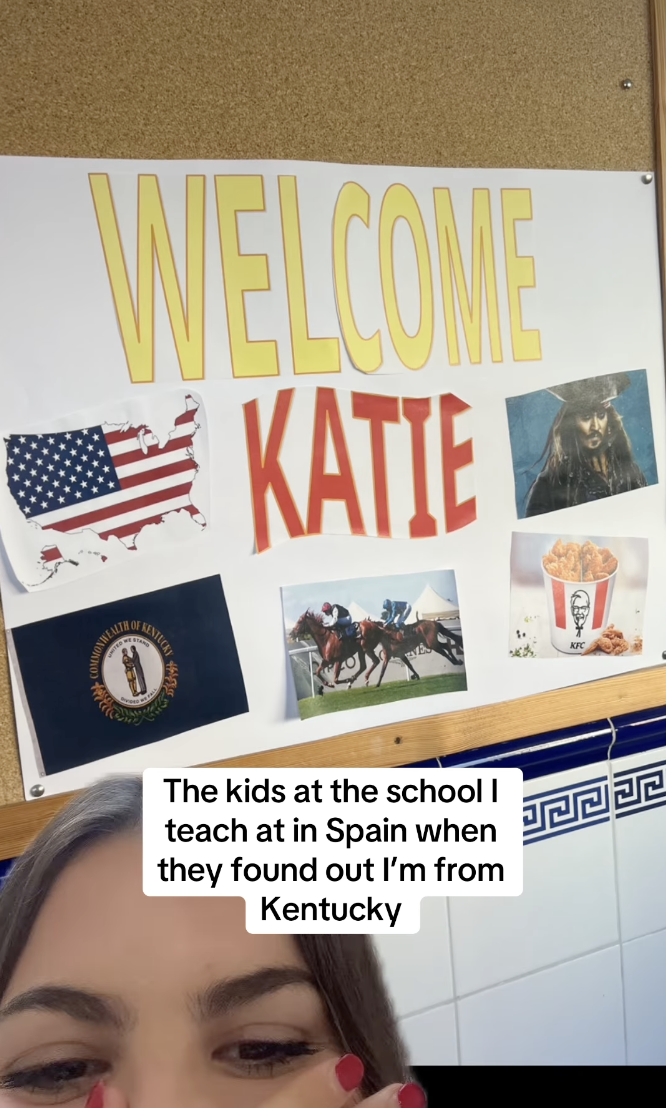 insegnante-americana-si-trasferisce-in-spagna-per-lavoro-poi-riceve-la-piu-bella-delle-sorprese-dagli-studenti-strana-ma-adorabile1
