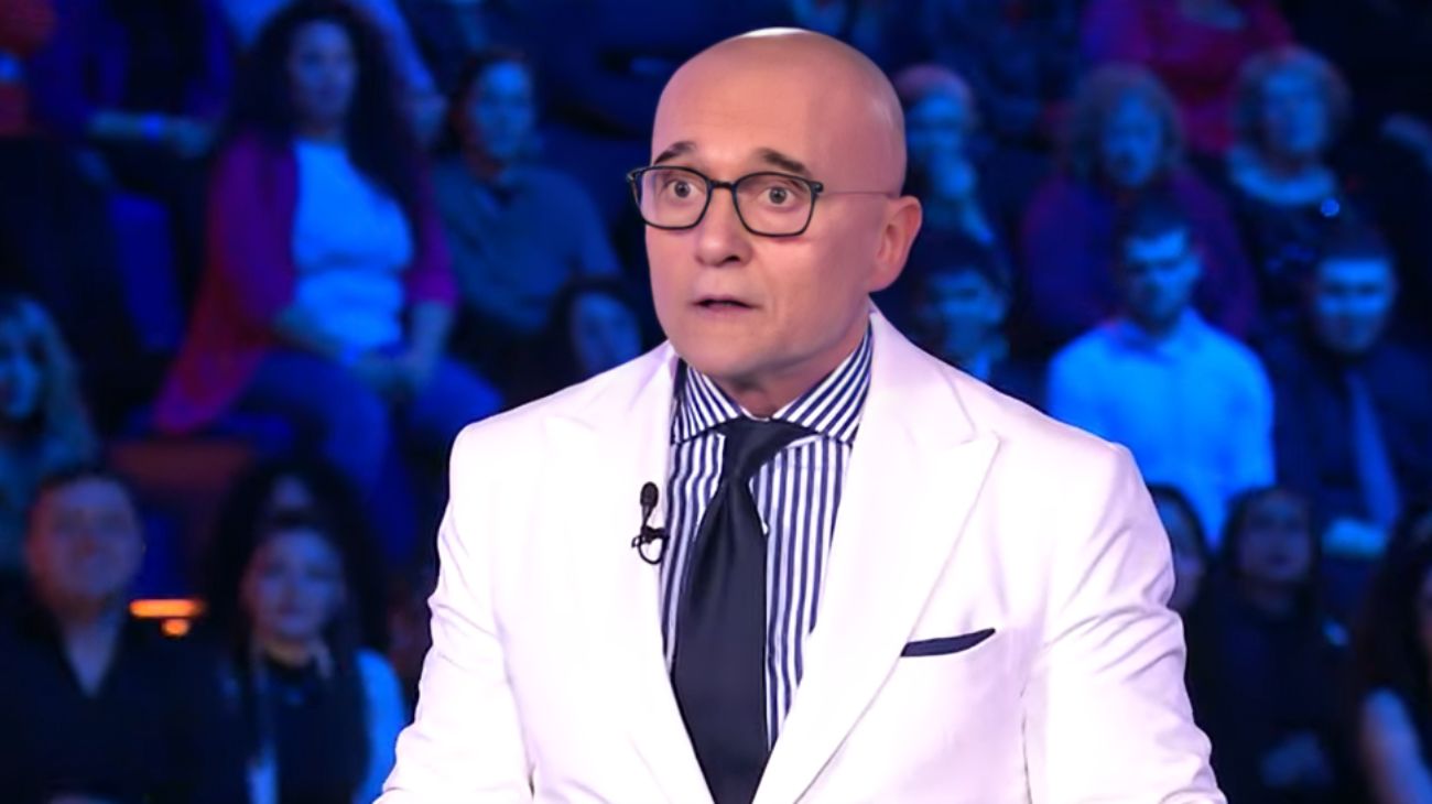 Alfonso Signorini durante una puntata del Grande Fratello