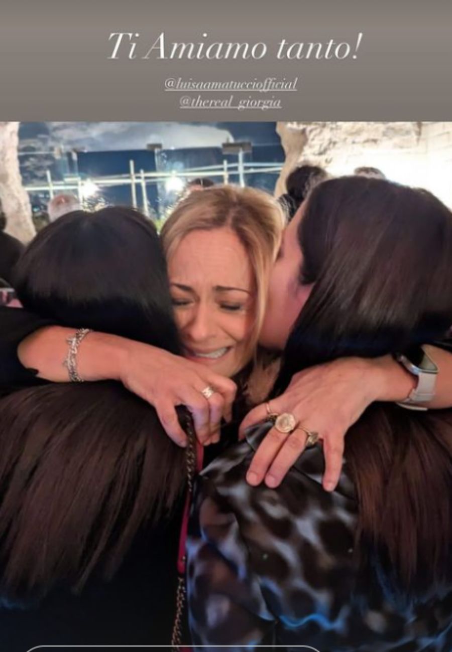 Dal profilo social di Giorgia Gianetiempo l'abbraccio con le colleghe di set