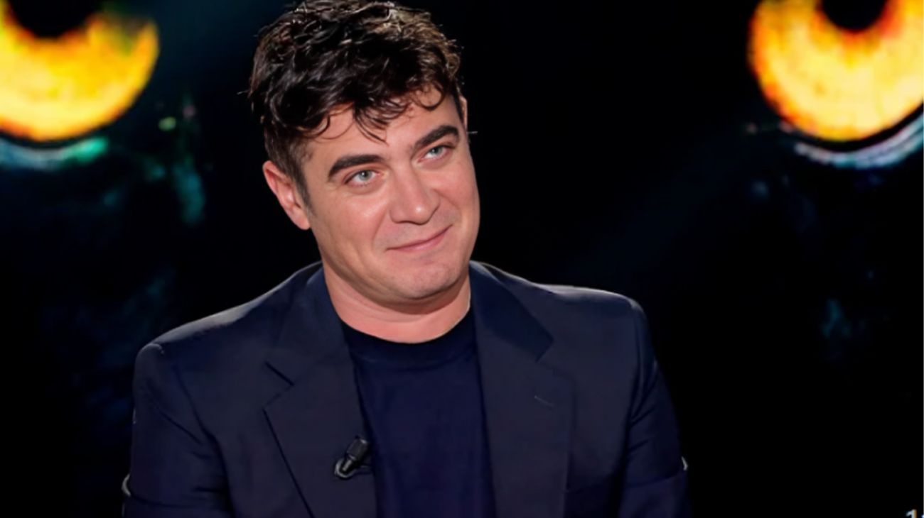 Riccardo Scamarcio durante l'intervista a Belve