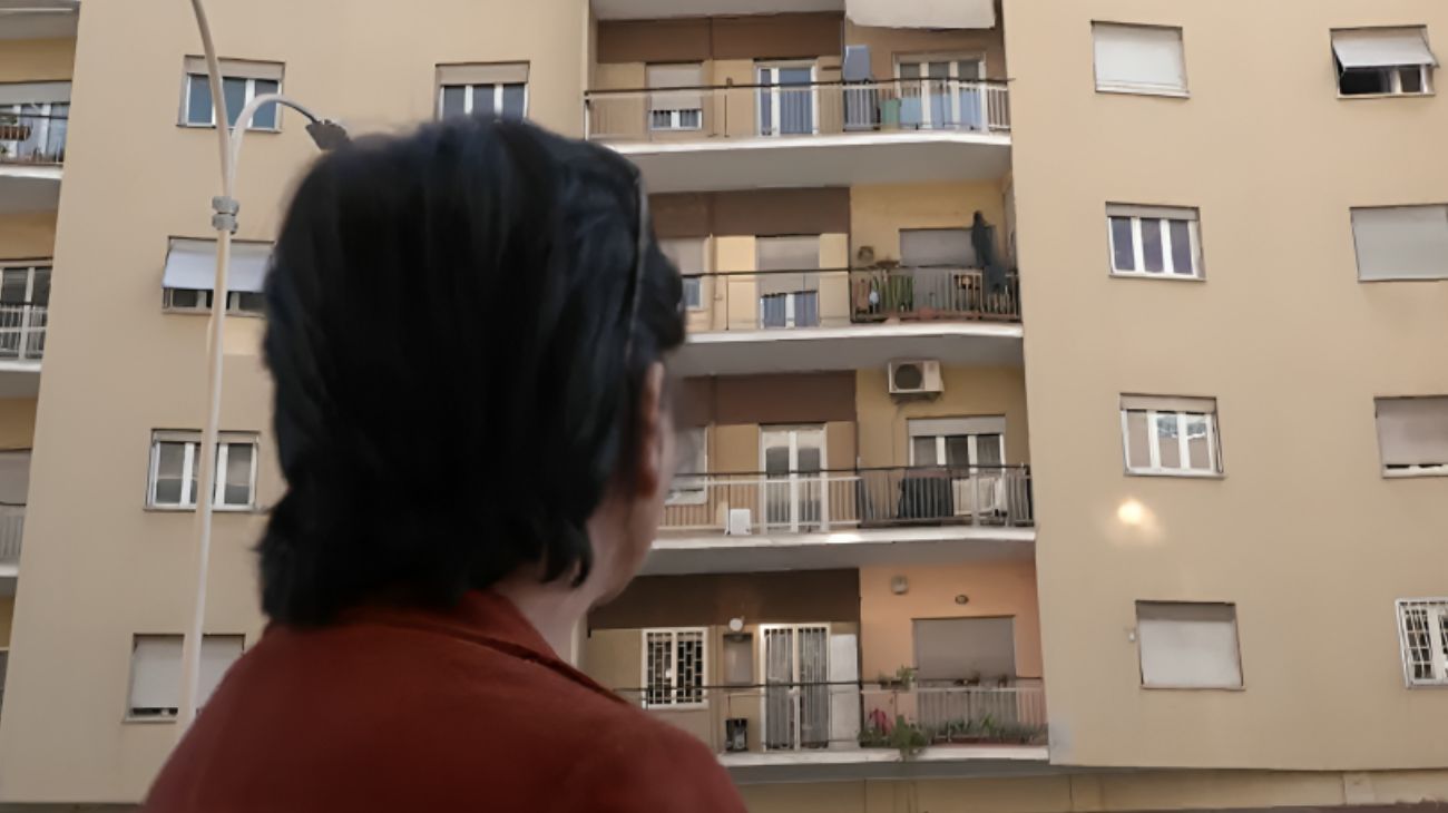 Francesca guarda la casa da cui è stata sfrattata. Screen dal servizio di