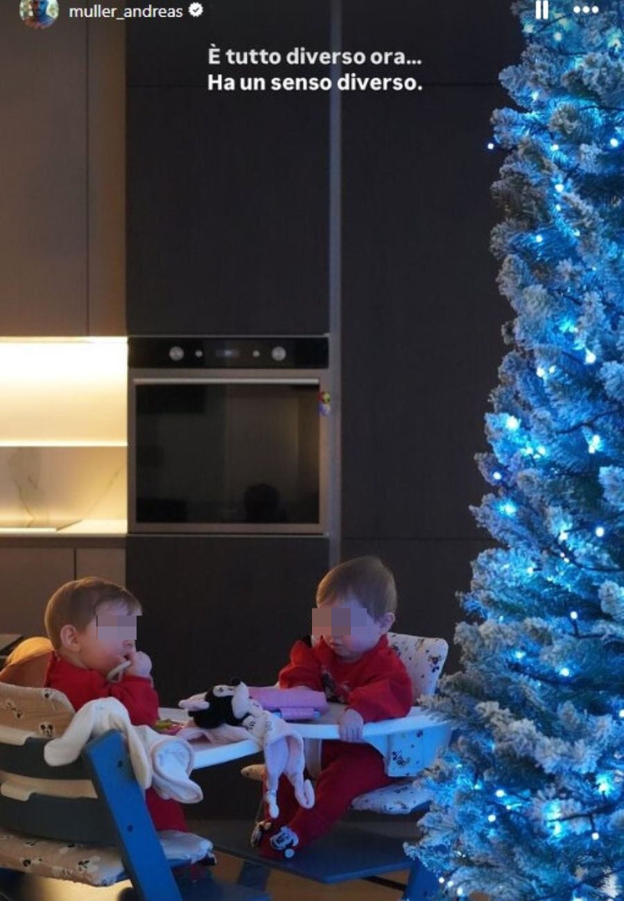 Dal profilo social di Andreas Muller, la dolce foto delle gemelle