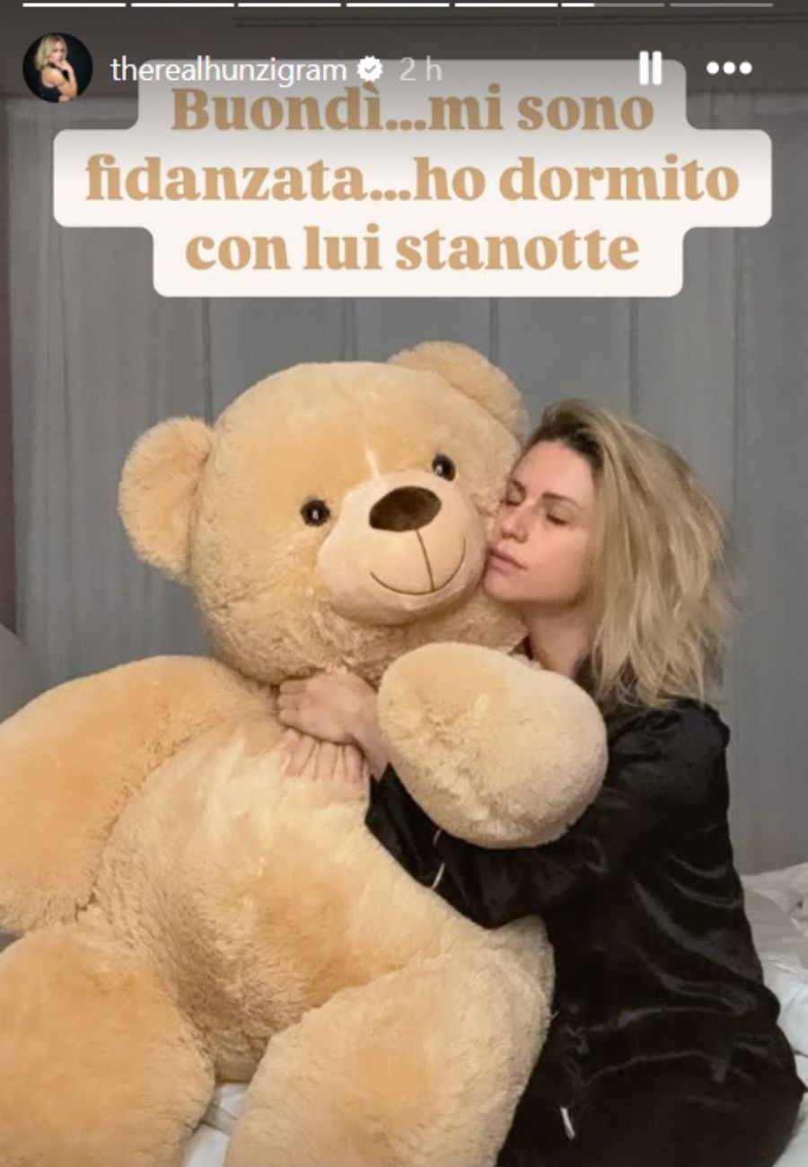 Dal profilo social di Michelle Hunziker, la foto con l'orsacchiotto