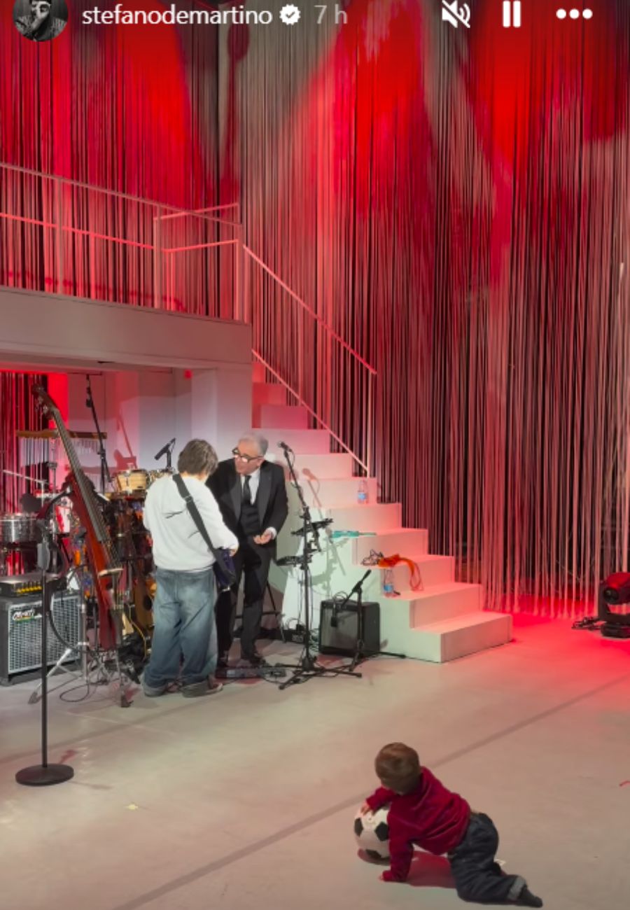 Dal profilo social di Stefano De Martino, il nipotino sul palco