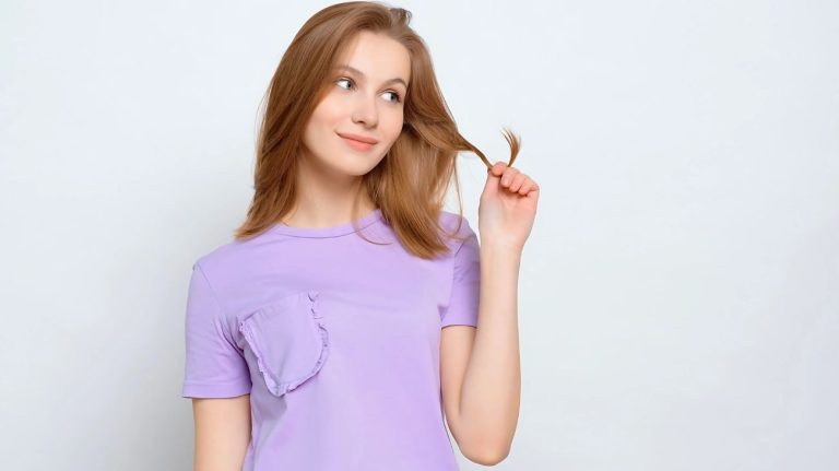 Toccarsi I Capelli Mentre Si Parla Cosa significa toccarsi sempre i capelli, secondo gli psicologi