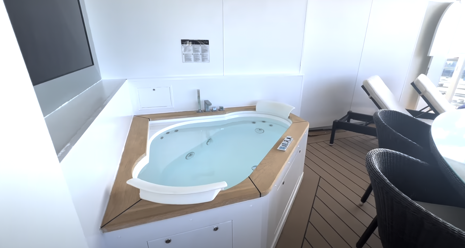 lavora-su-una-nave-da-crociera-vi-mostro-come-fatta-la-cabina-piu-costosa-di-tutte-un-vero-lusso1