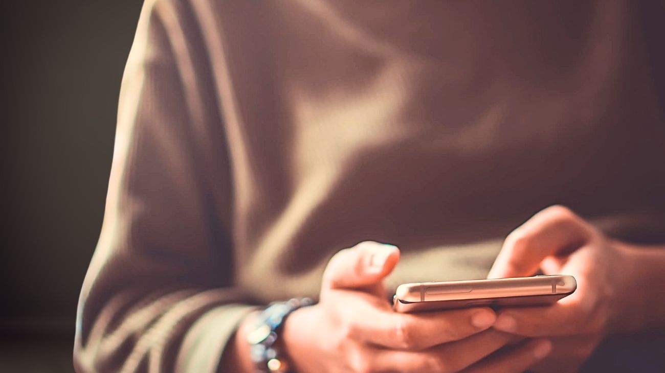 persone dipendenti dallo smartphone