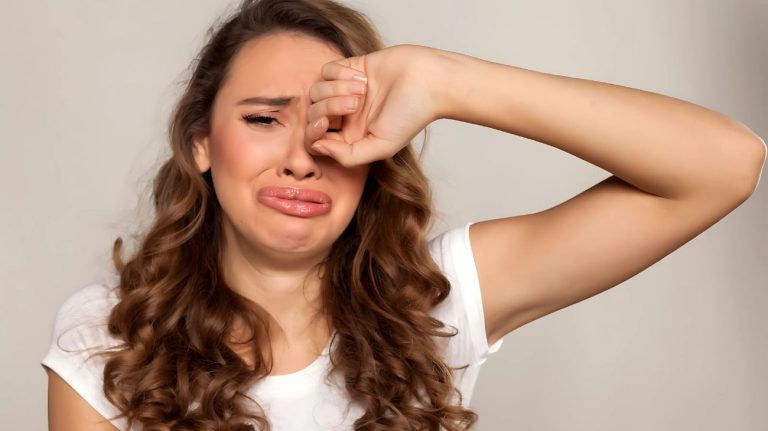 Cosa significa piangere senza motivo: le 3 cause scatenanti secondo la