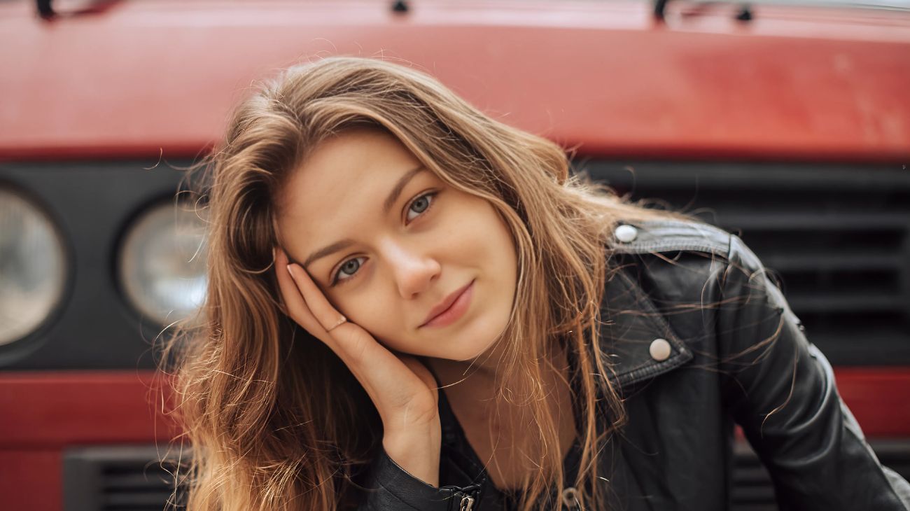 Se inclina la testa mentre ti ascolta, è per questi motivi