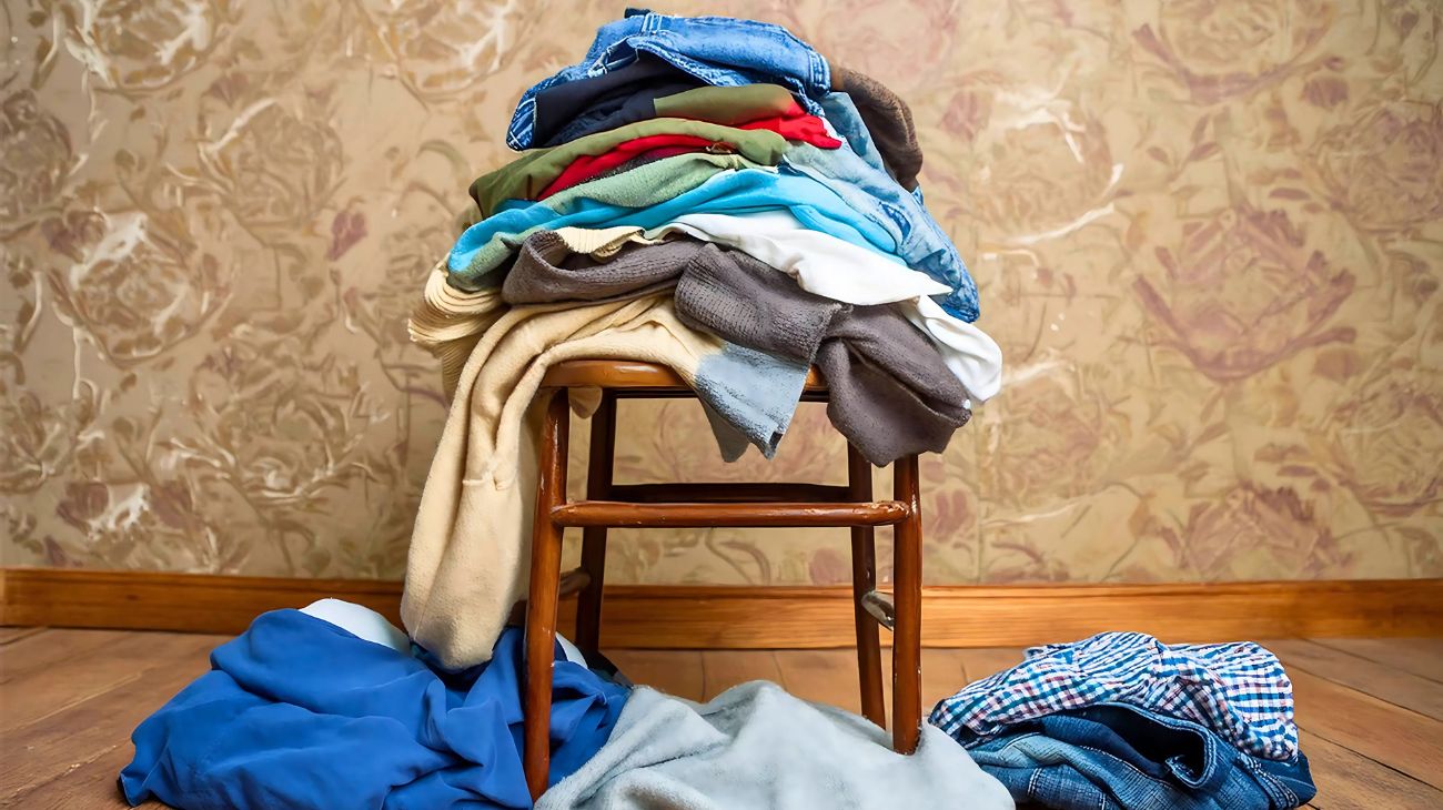 cosa significa accumulare vestiti sedia