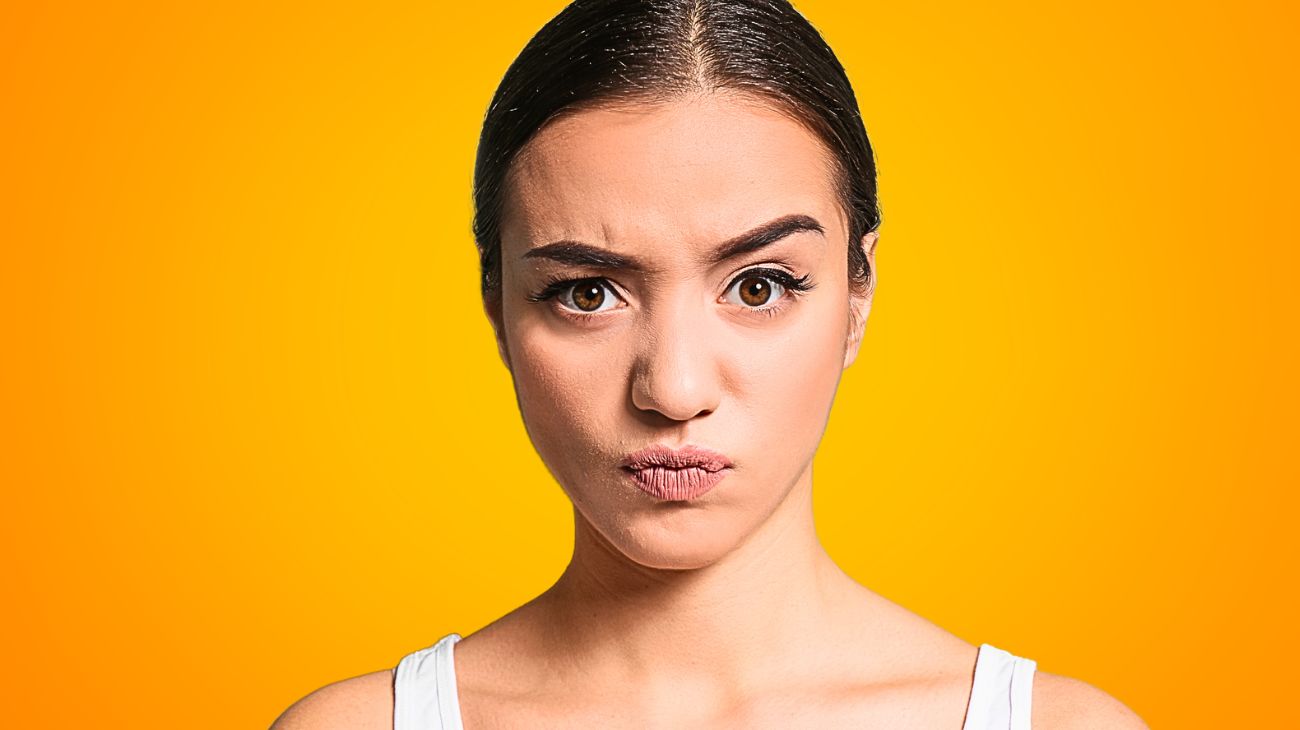 Aggrottare le sopracciglia