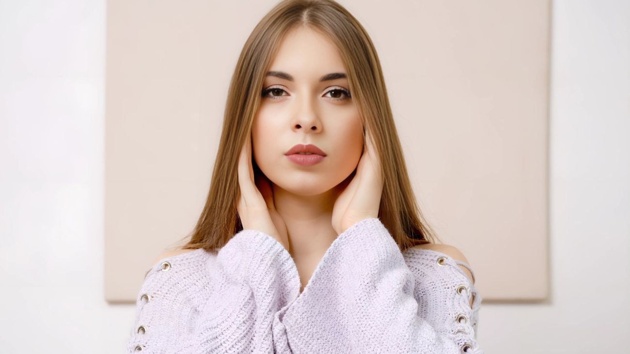 persona che tocca orecchio