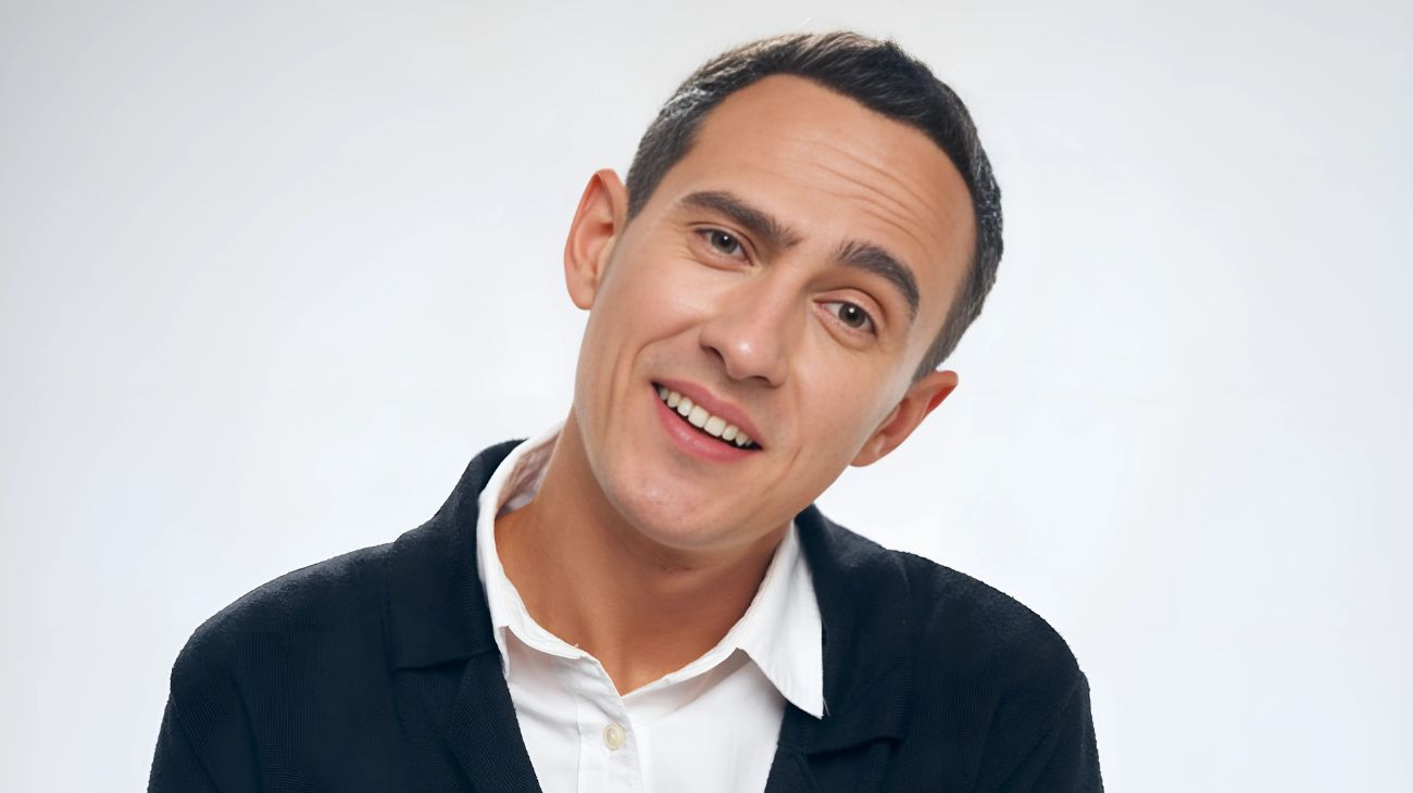 persona con testa inclinata mentre ti ascolta