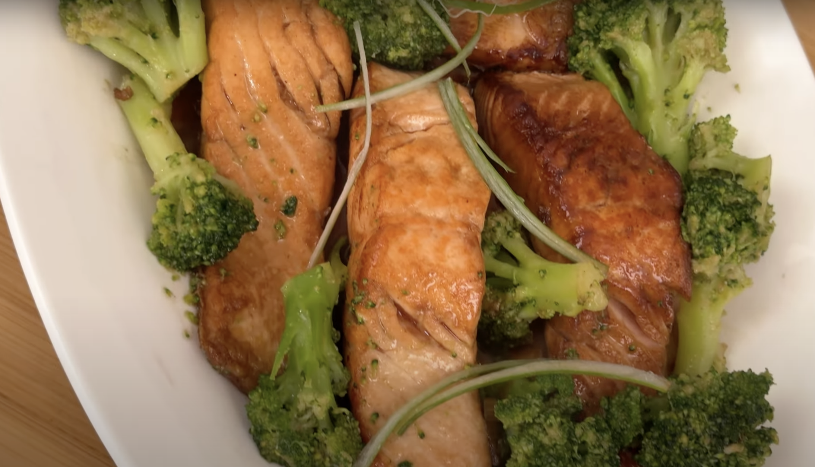 Salmone caramellato e broccoletti croccanti