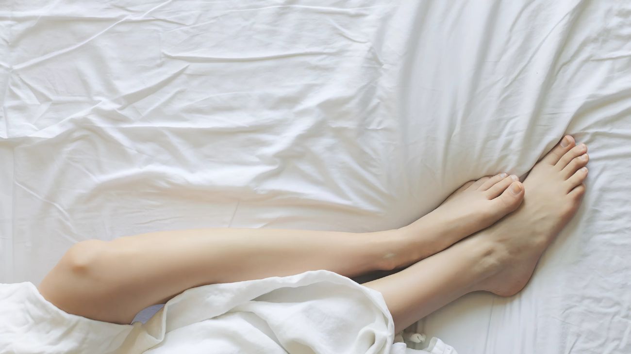 Cosa significa dormire con una gamba fuori dalle coperte