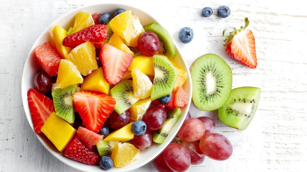 Frutta fresca per la crostata con crema pasticcera