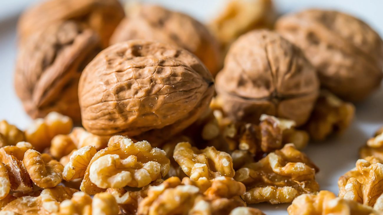 Noci per la ricetta degli spaghetti con la crema di peperoni