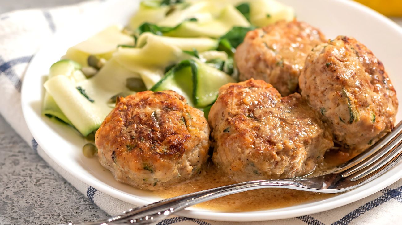 Polpette di pollo e zucchine in friggitrice ad aria