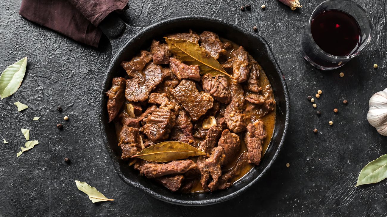 Spezzatino di manzo con cacao amaro e vino rosso, la ricetta
