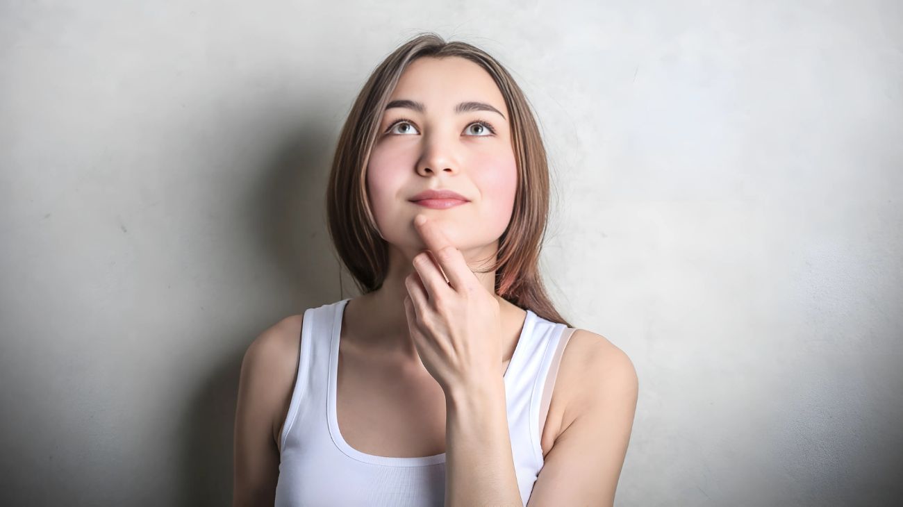 persona pensierosa intelligente