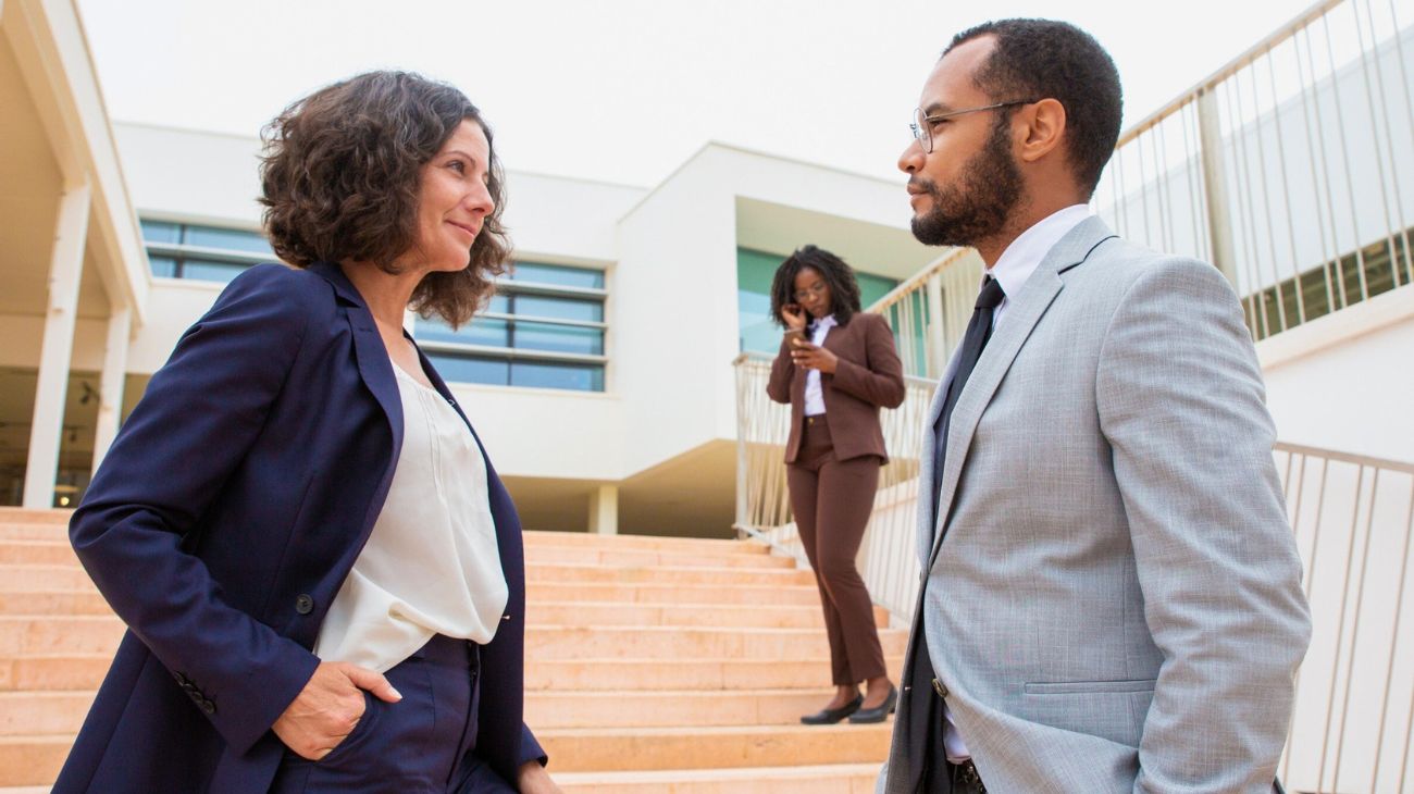 Cosa significa annuire quando qualcuno parla