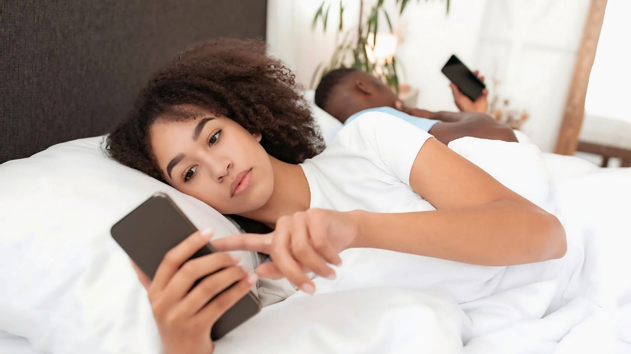 Scrollare social la sera