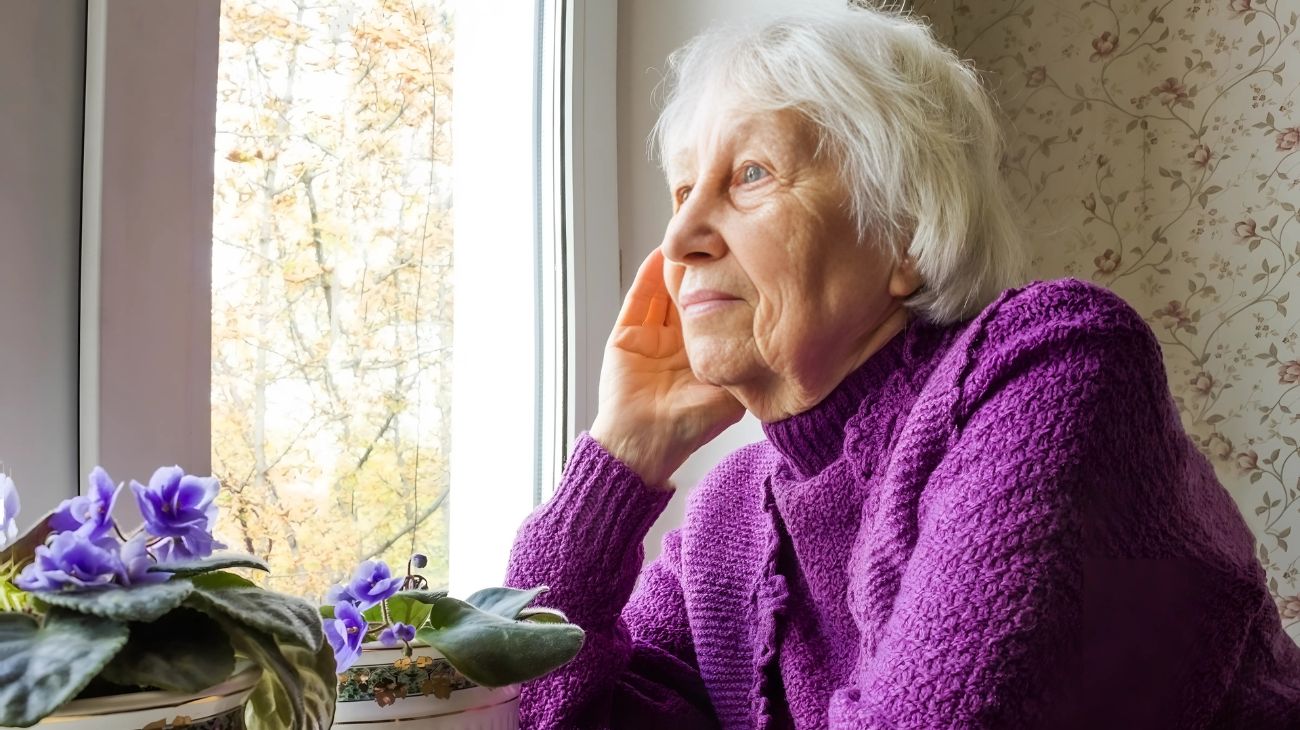 persona anziana che riflette