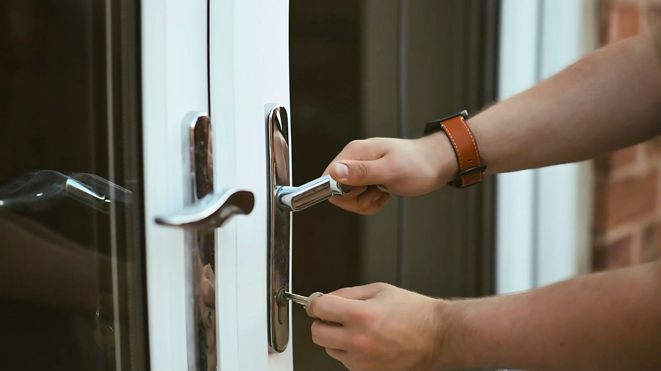 Aprire la porta con la stessa mano