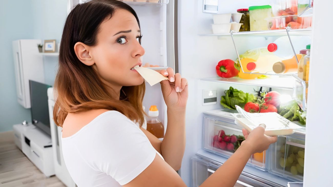 Mangi in piedi davanti al frigo