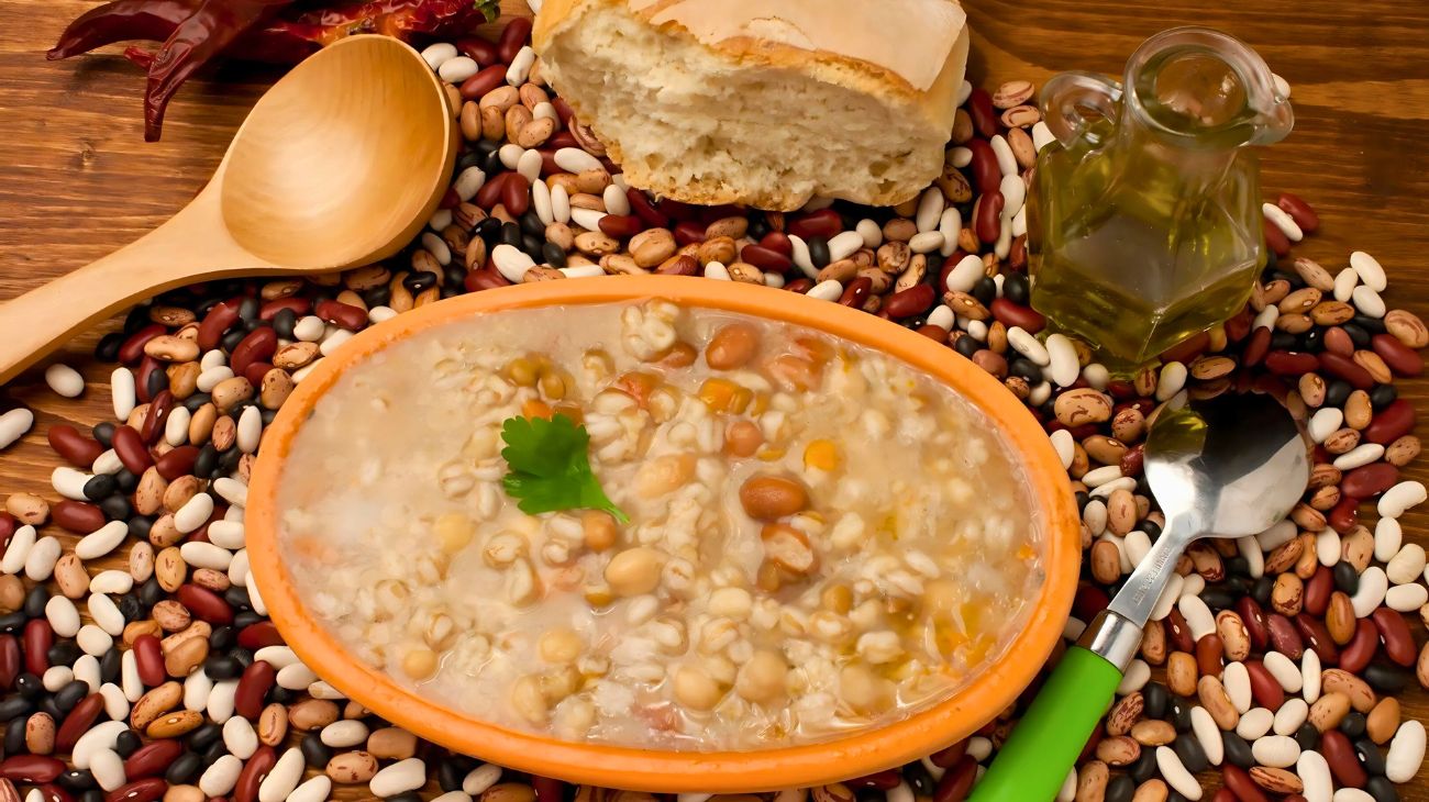 Mangiare la zuppa di legumi