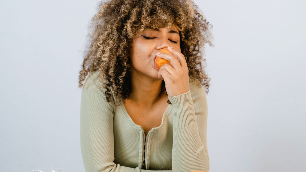 mangiare con la mano opposta