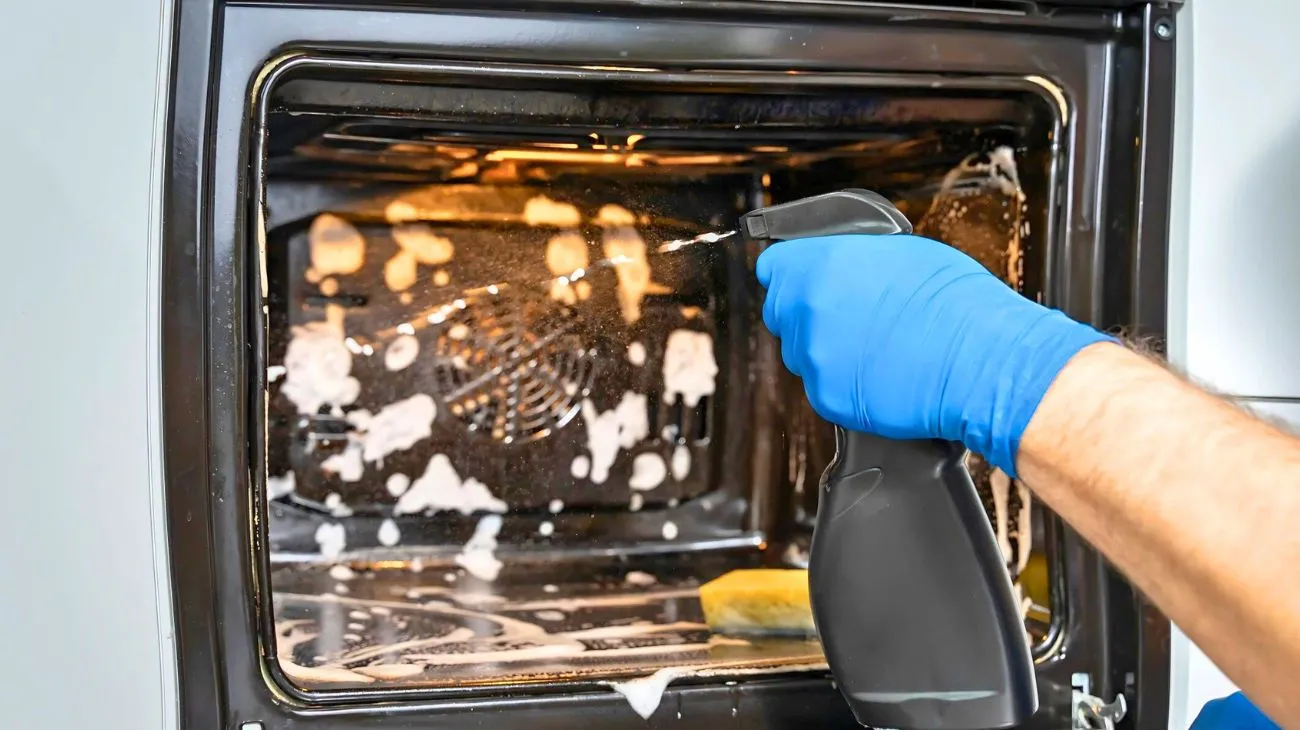 Forno pulito dettagli incrostazione