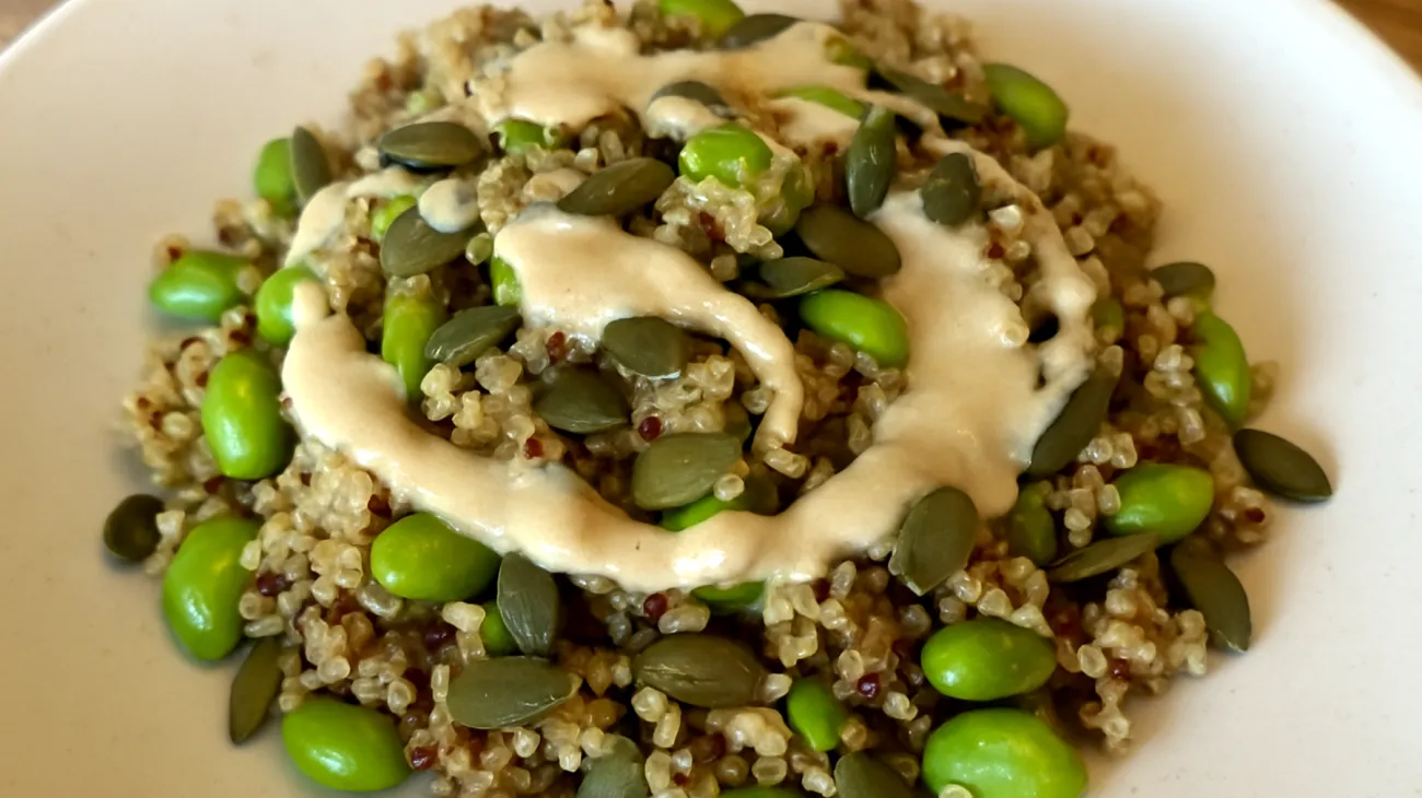 Insalata di quinoa con edamame, semi di zucca e tahini"