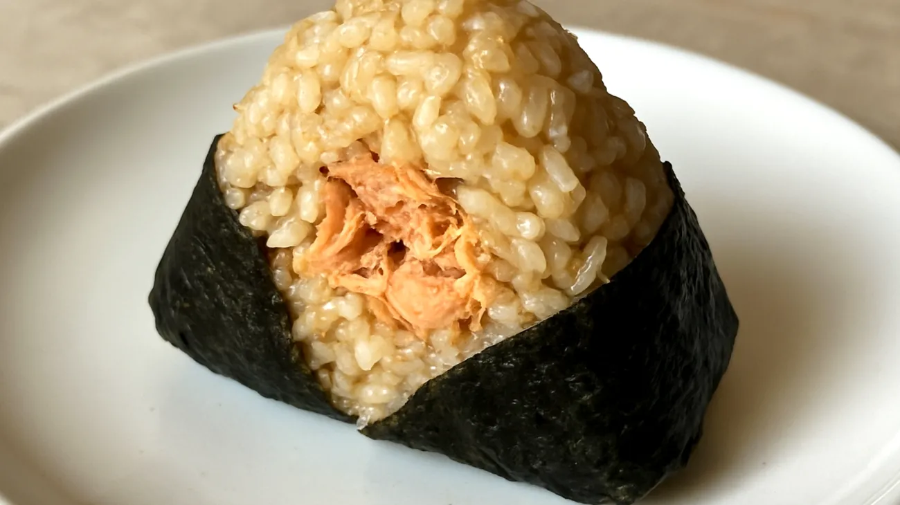 Onigiri con riso integrale, nori e ripieno di salmone"