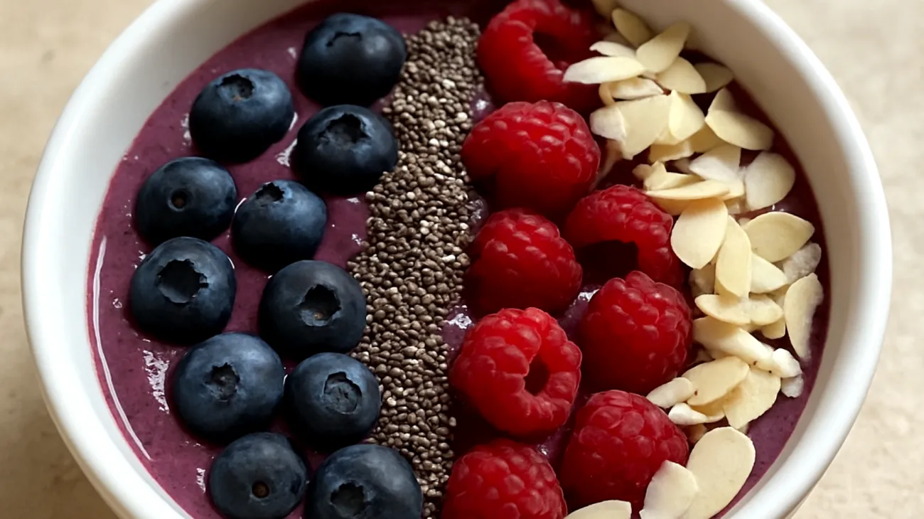 Smoothie bowl ai semi di chia con frutti di bosco e mandorle"