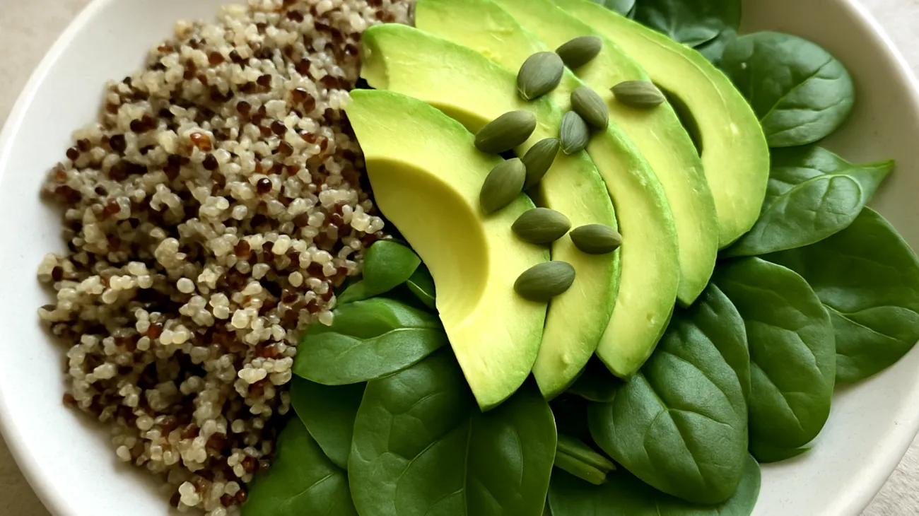 Insalata di quinoa con semi di zucca, avocado e spinacini"
