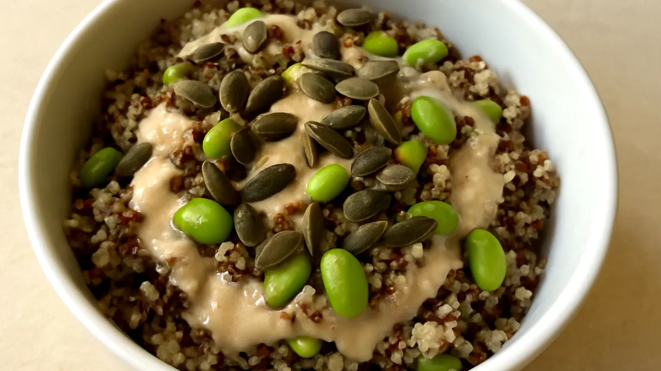 Insalata di quinoa con semi di zucca, edamame e tahina"