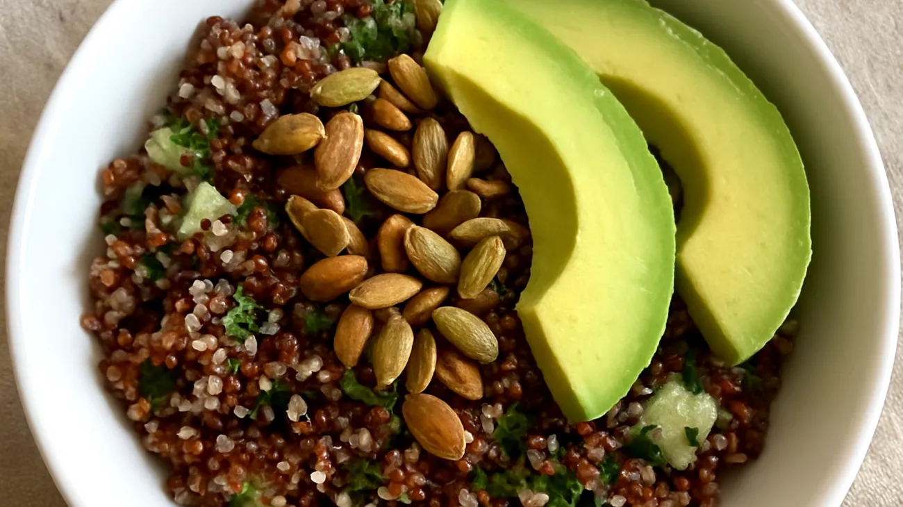 Insalata di quinoa rossa con semi di zucca tostati e avocado"