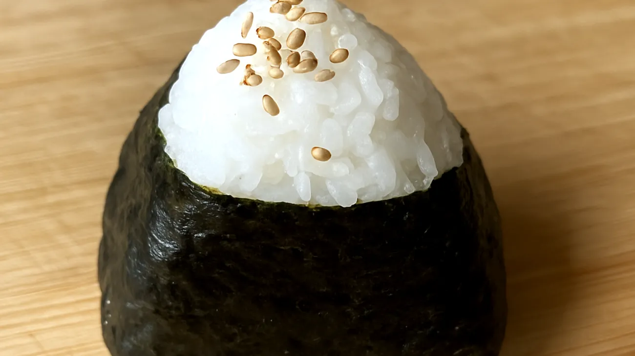 Onigiri con alga nori e semi di sesamo"