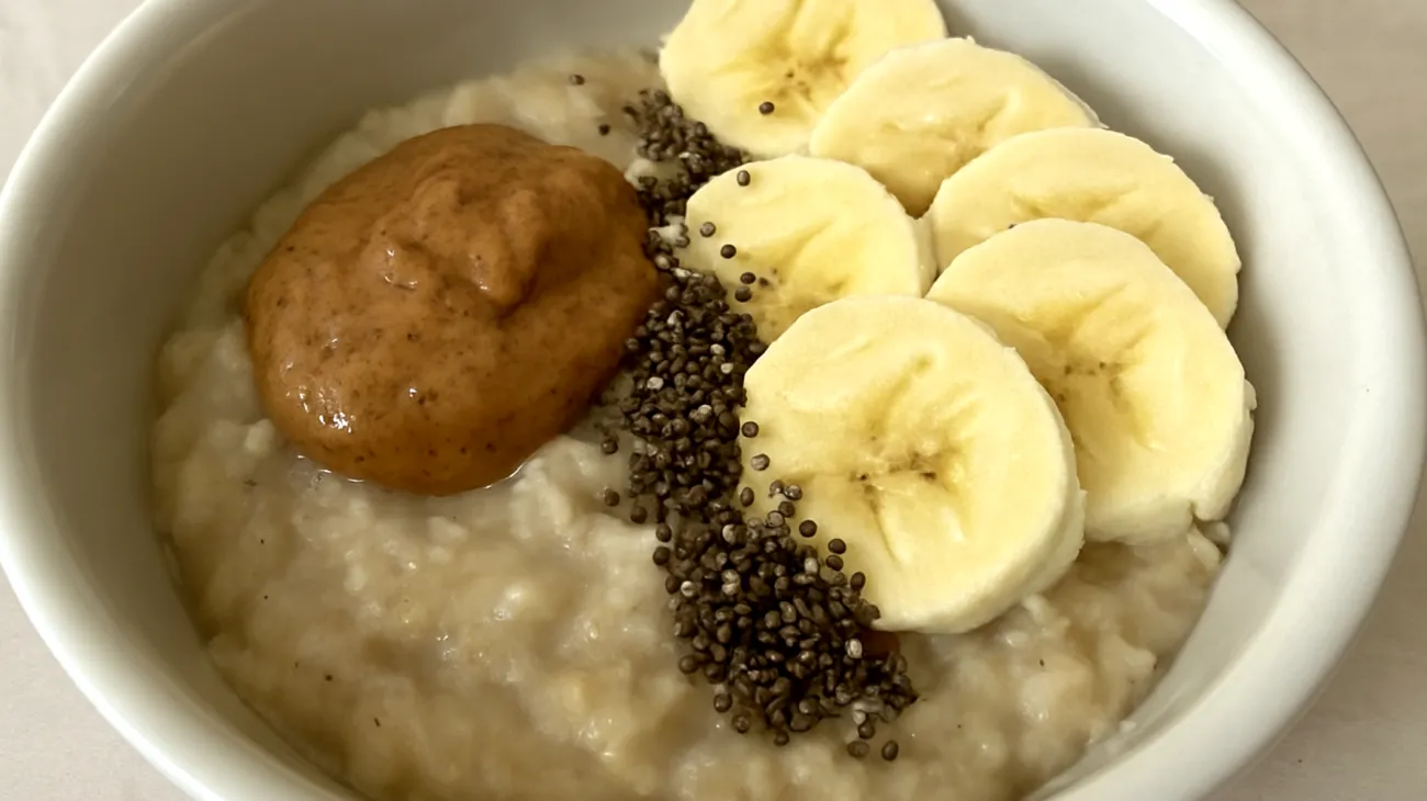 Porridge di avena con semi di chia, banana e burro di mandorle"