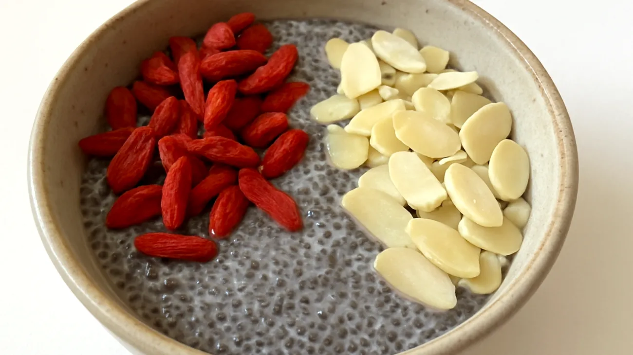Pudding di semi di chia con bacche di goji e mandorle"
